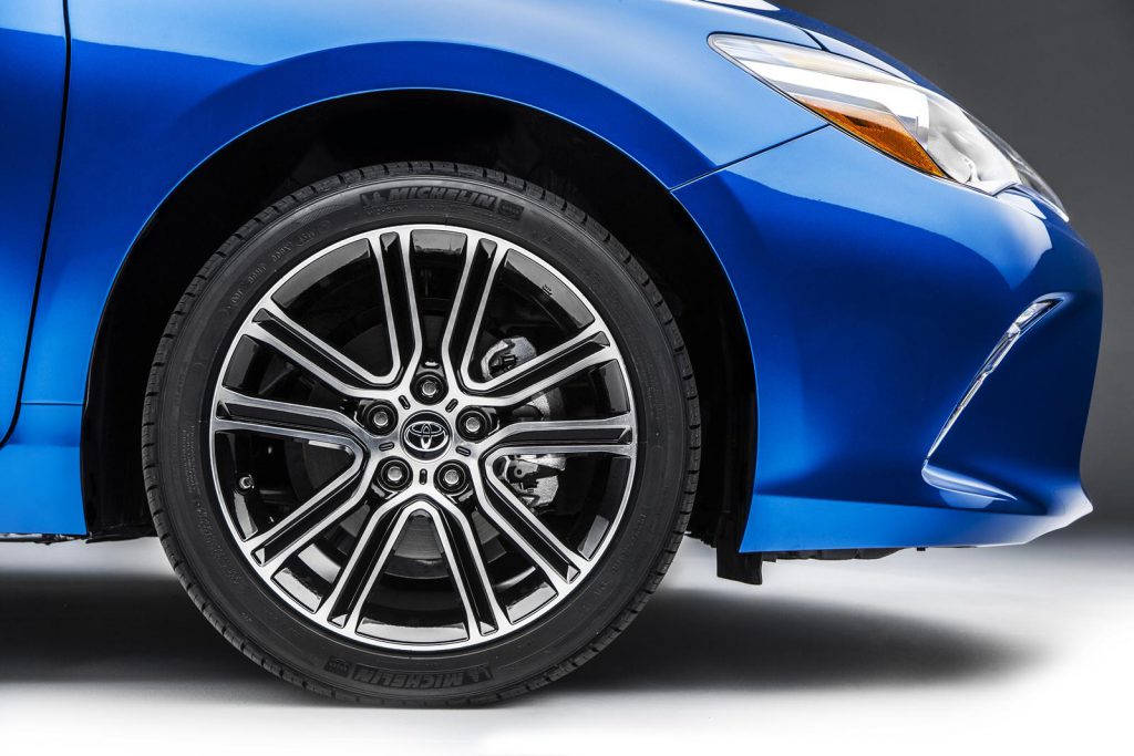 2015-Toyota-Camry-special-edition-alloy-wheel-1024x683 ความสำคัญ ของ ดอกยางรถยนต์