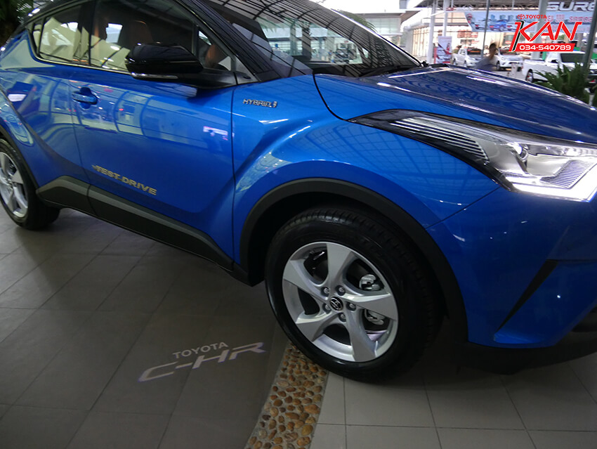 33 รีวิว Toyota C-HR ยนตกรรมแห่งอนาคต..