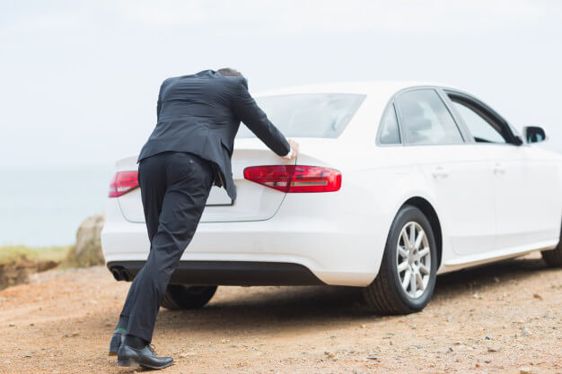 businessman-pushing-his-car_13339-259488-1 "เข็นรถยนต์" ให้ที่ถูกวิธี แบบที่ไม่ต้องออกแรง