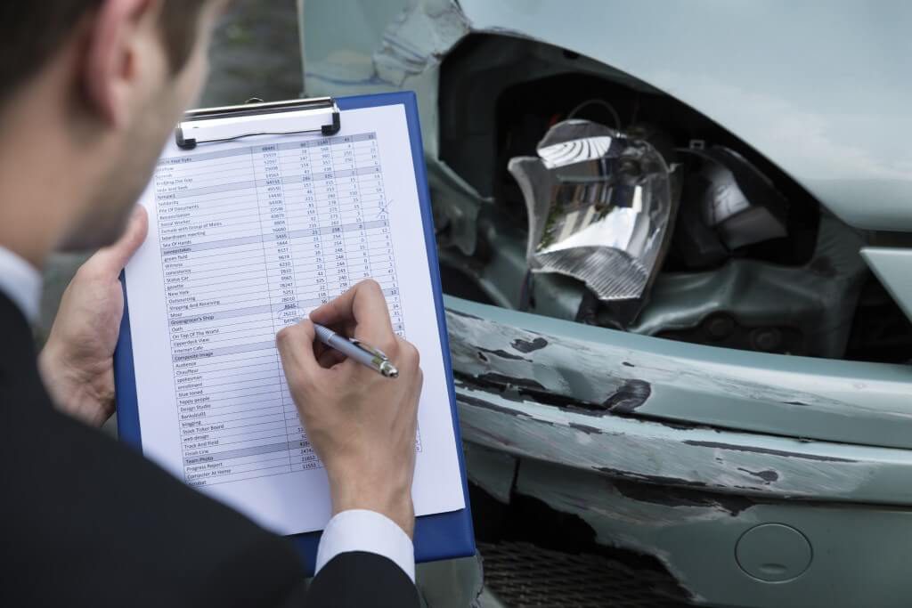 Insurance-Agent-Examining-Car-After-Accident-000062589050_Full-1024x683-1-1024x683 คนใช้รถต้องรู้ ประกันภัยรถยนต์