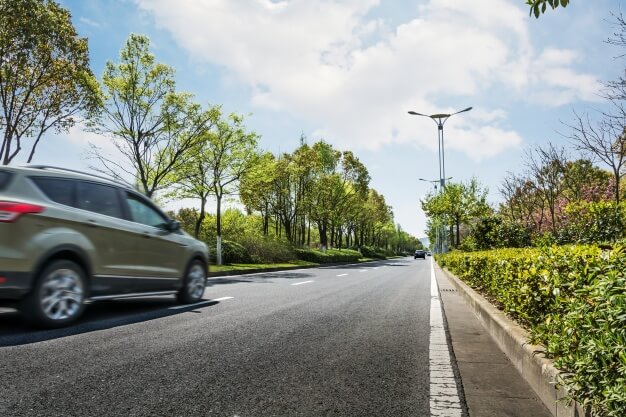 moving-car-on-the-road_1127-387 10 เทคนิค ช่วยประหยัดน้ำมัน