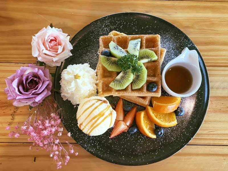 Waffles ณ ริมวารี ร้านสุดโรแมนติก