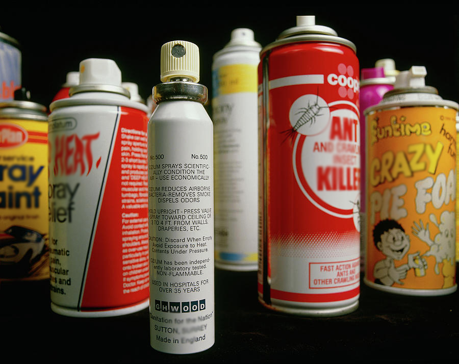 assortd-aerosol-spray-cans-sinclair-stammersscience-photo-library สิ่งที่ไม่ควรไว้ในรถยนต์ เมื่อจอดตากแดด