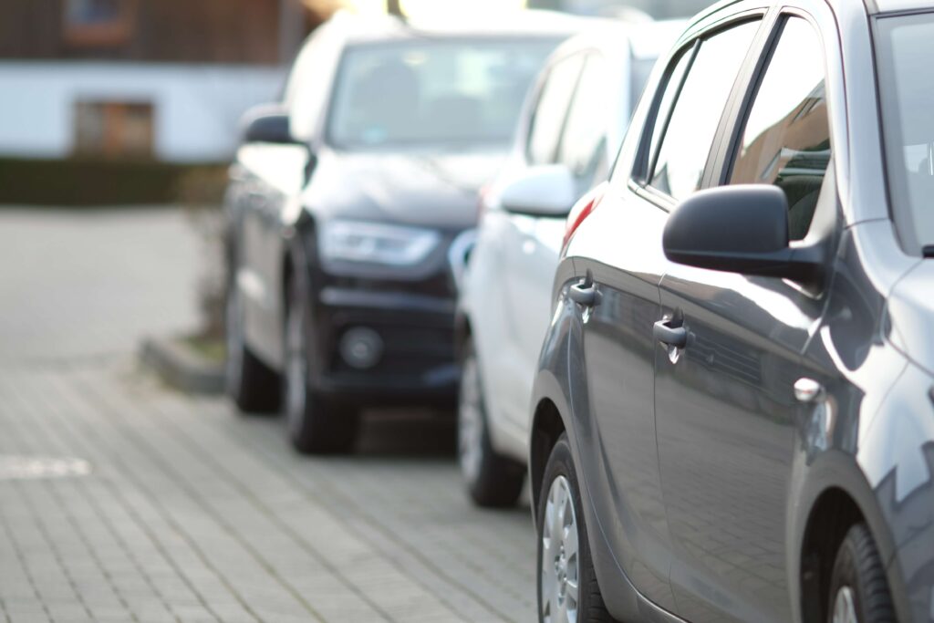 closeup-shot-black-car-parking-lot-with-blurred-background-1024x683 จอดรถทางลาดยังไง ไม่ให้เกียร์พังเร็ว