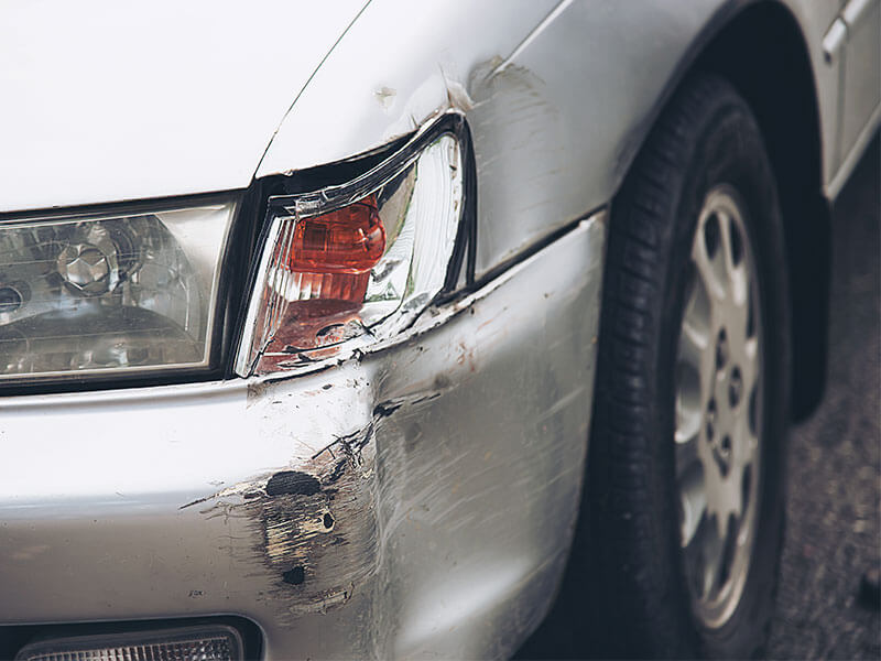 car-damage-road-accident-car-insurance จอดรถในที่ห้ามจอดแล้วโดนชน ใครผิด ?