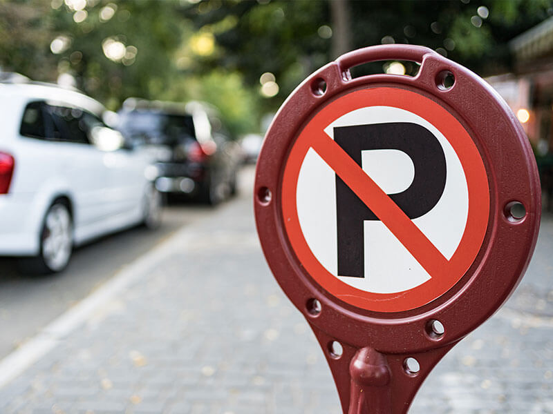 no-auto-parking-sign-street-city จอดรถในที่ห้ามจอดแล้วโดนชน ใครผิด ?