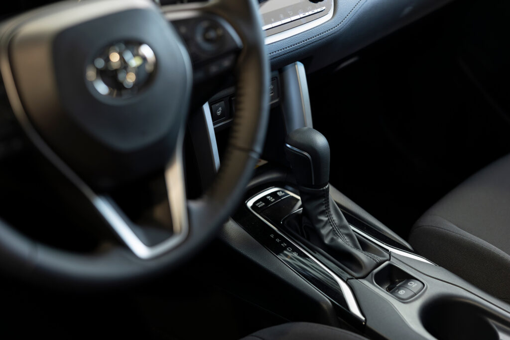 close-up-car-interior-steering-wheel-gearbox-gear-1-1024x683 จอดรถขณะติดไฟแดง ควรใช้เกียร์ไหน?