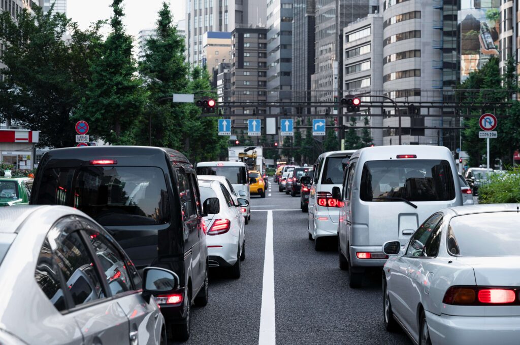 people-driving-cars-city-street-2-1024x681 จอดรถขณะติดไฟแดง ควรใช้เกียร์ไหน?