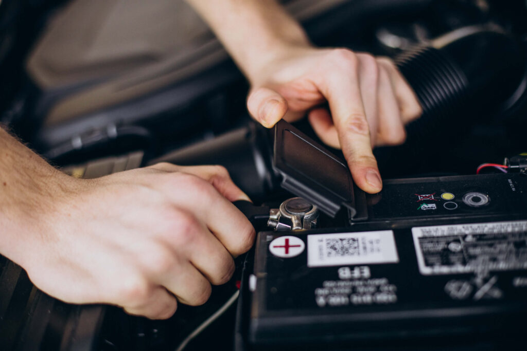repair-man-making-car-service-1-1024x683 แบตแห้งอยู่ได้กี่ปี? เผย 3 ทริกยืดอายุใช้ยาว